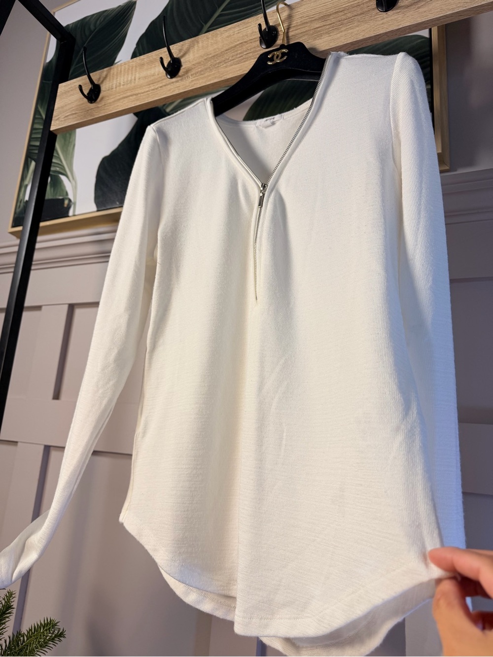 Ardene long sleeve top featuring a V-neckline with a silver front zipper M - Picture 5 of 8